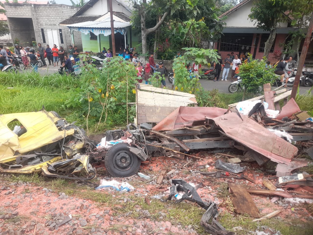 Kecelakaan Kereta Api di Desa Sekethi Ngadiluwih, Truk Hancur, Pengemudi dan Kernet Luka Berat