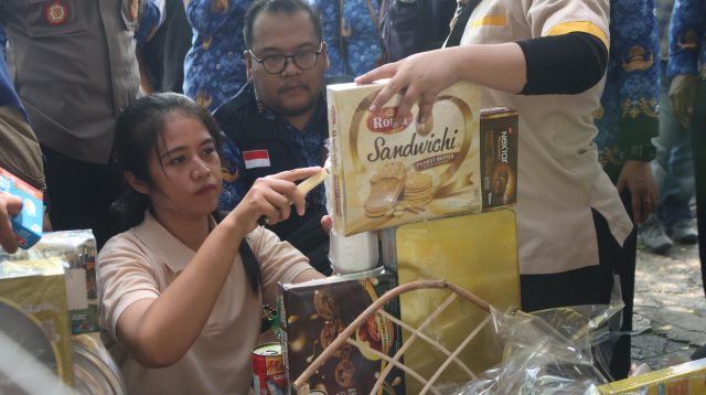 Petugas Gabungan Temukan Minuman Kadaluwarsa saat Sidak di Swalayan Kota Kediri, Polisi Bakal Uji Lab