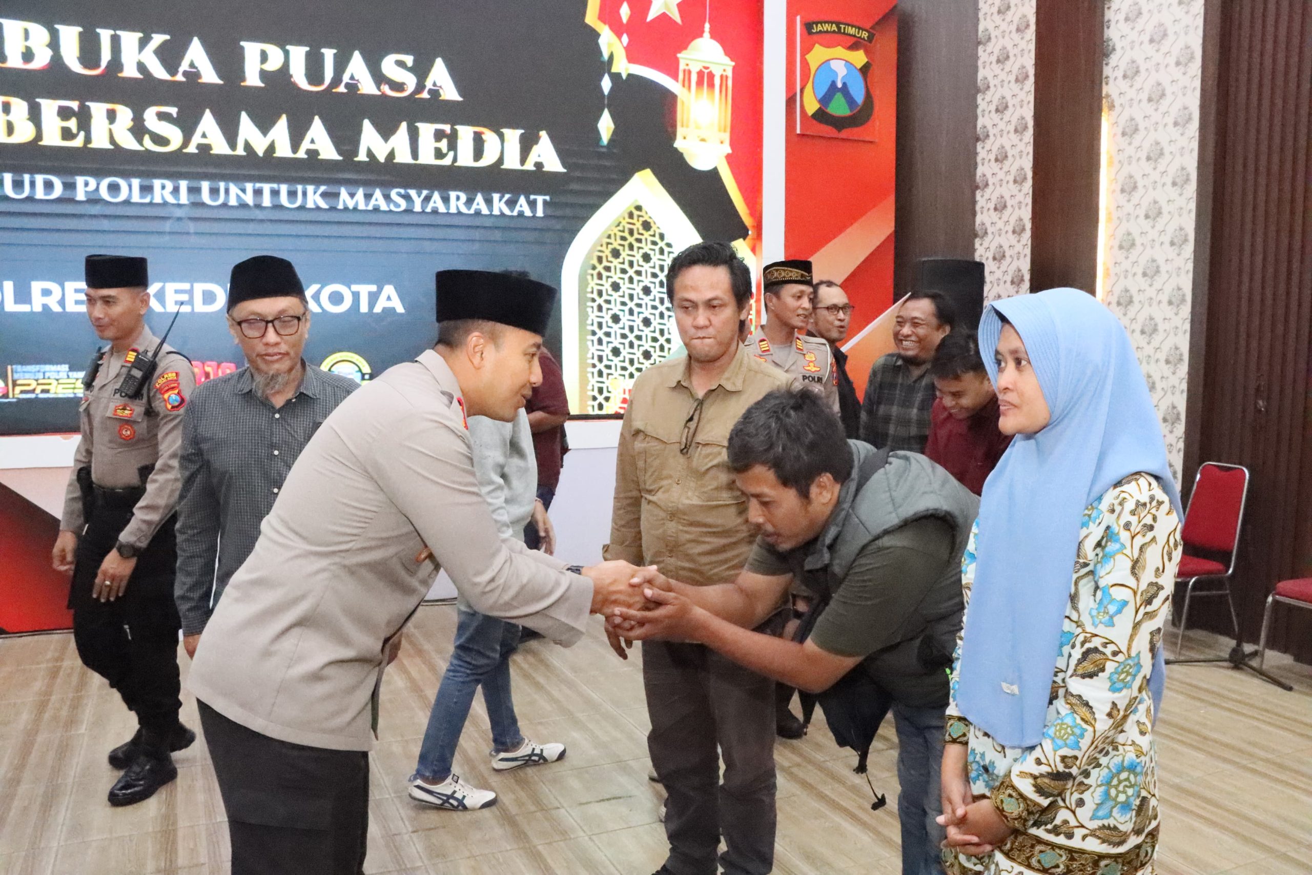 Silaturahmi Rutin, Polres Kediri Kota Ajak Awak Media Bagikan Takjil dan Buka Puasa Bersama