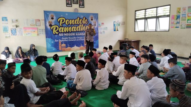 Petugas Polsek Kandat Beri Ceramah Siswa SD yang Ikuti Pondok Ramadan