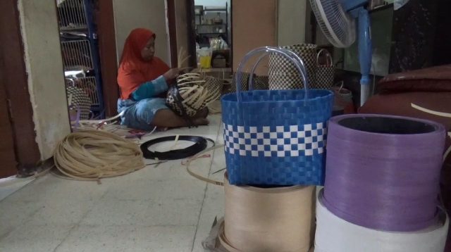 Ekonomis dan Multifungsi, Tas Anyaman Plastik dari Jombang Masih Diminati hingga Kini
