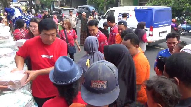 Entis Tionghoa Ikut Berbagi saat Ramadan, Bagi-bagi Takjil dan Adakan Pertunjukan Barongsai