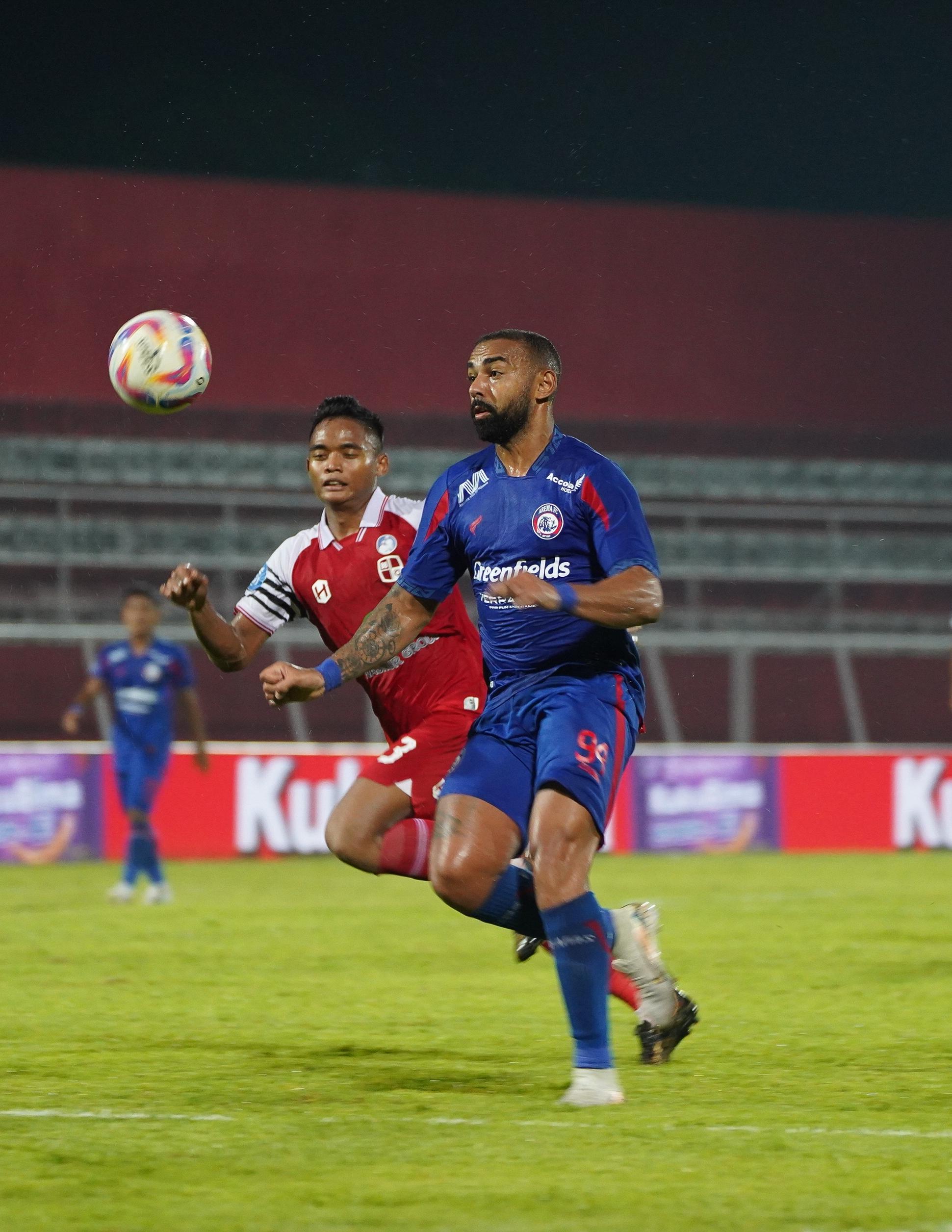 Arema FC Beruntung, hanya 10 Penggawa, Sukses Amankan Kandang dengan Skor 4-2