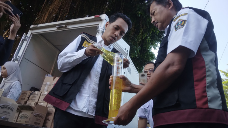 Cek Berat Minyakita, Tim Gabungan Kabupaten Blitar Pastikan Sesuai Takaran