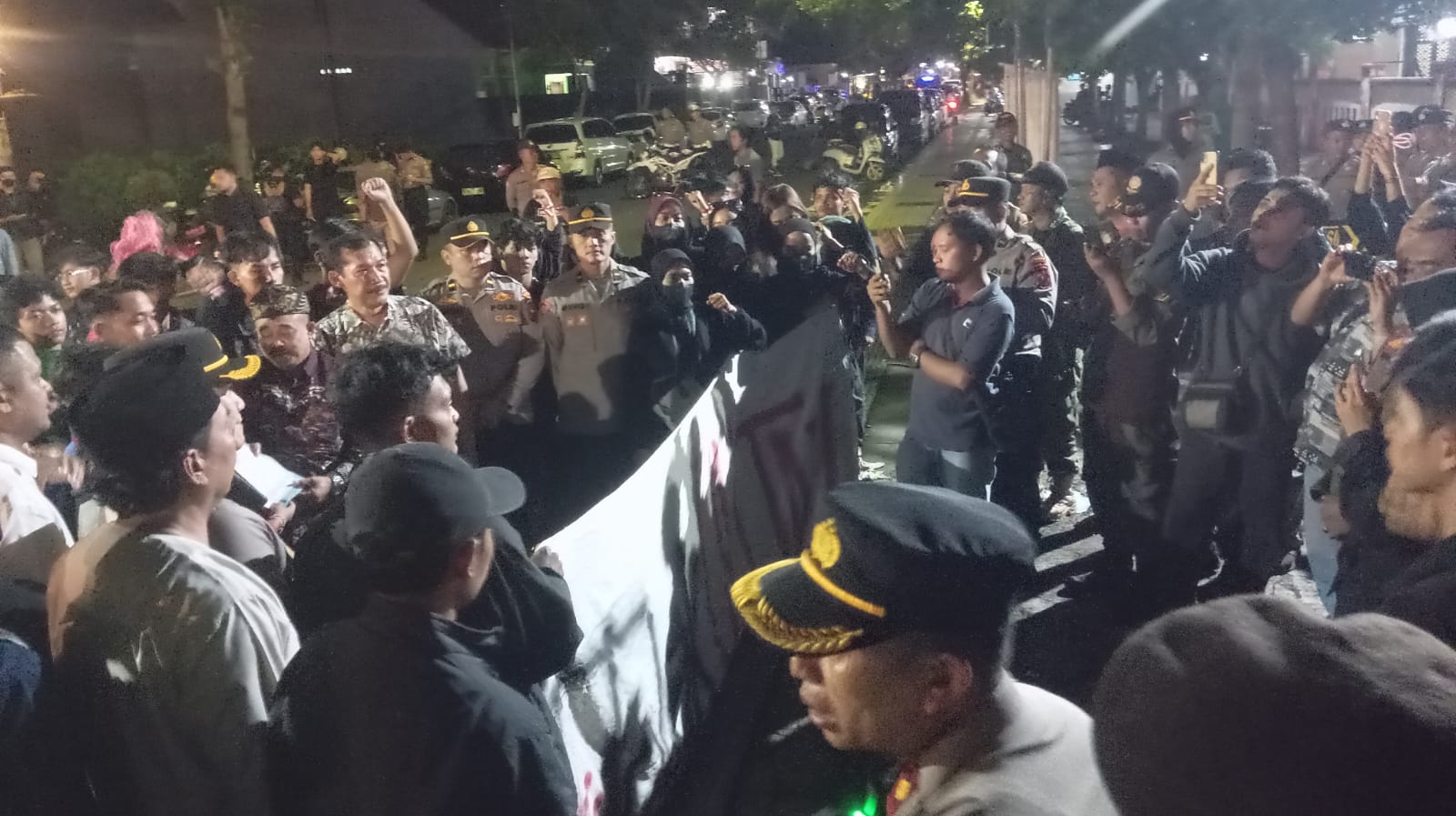 Demo Penolakan Undang-undang TNI di Blitar, Diwarnai Aksi Dorong