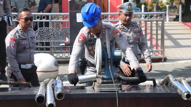 Ribuan Miras Kemasan Digilas, Knalpot Brong Dipotong