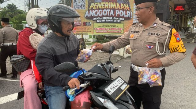 Berbagi Berkah, Polres Blitar Bagikan Takjil kepada Pengguna Jalan