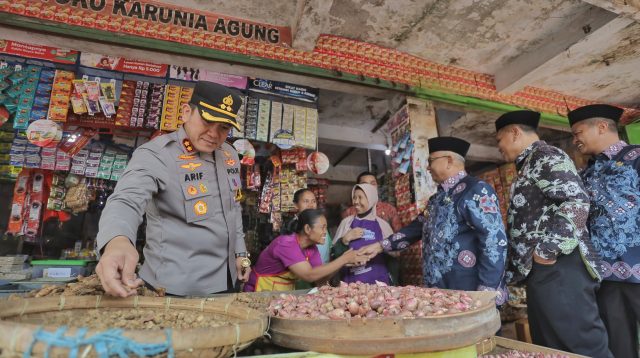 Cegah Spekulasi Harga Jelang Idulfitri, Kapolres-Bupati Blitar Sidak Pasar Wlingi, ini Hasilnya