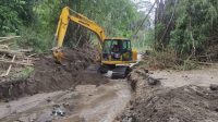 Normalisasi Sungai Jurang Gunting di Pranggang Plosoklaten Berlanjut hingga Malam Hari