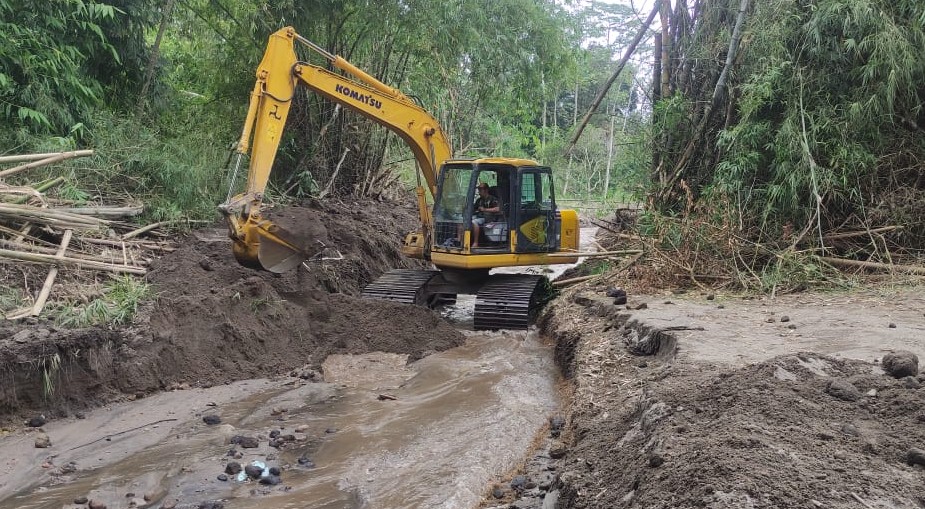 Normalisasi Sungai Jurang Gunting di Pranggang Plosoklaten Berlanjut hingga Malam Hari