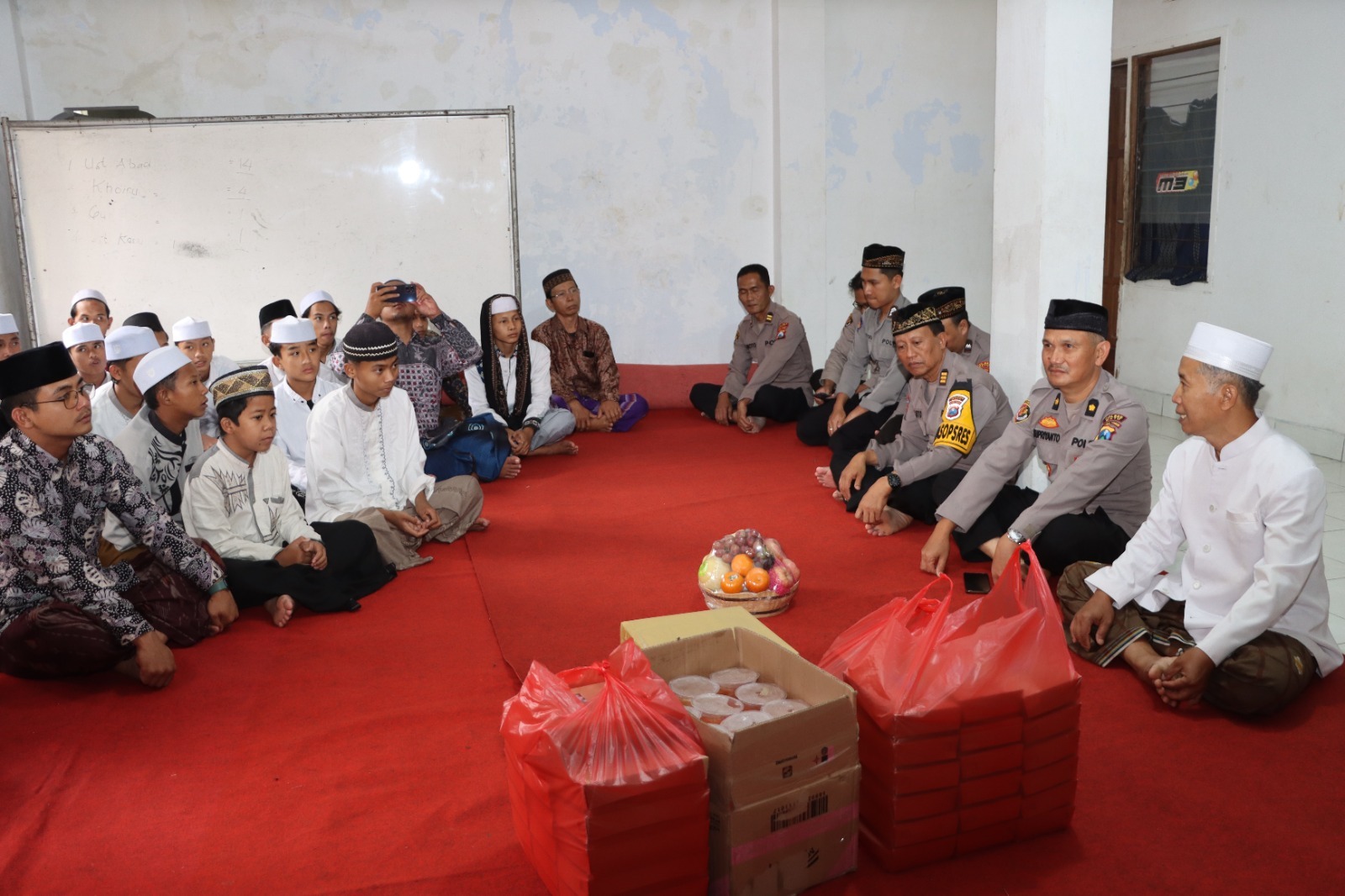 Polres Batu Bukber dan Bagikan Bingkisan ke Anak Yatim Piatu