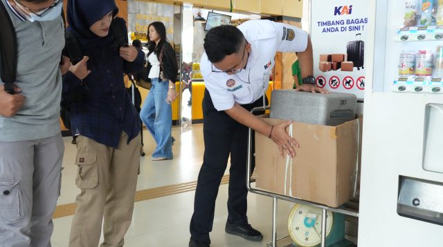 KAI Daop 8 Surabaya Imbau Penumpang Tertib Barang Bawaan Demi Perjalanan Aman dan Nyaman di Masa Angkutan Lebaran