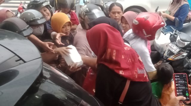 Srikandi GM Bagi-bagi Ratusan Takjil di Perempatan Jayastamba Nganjuk