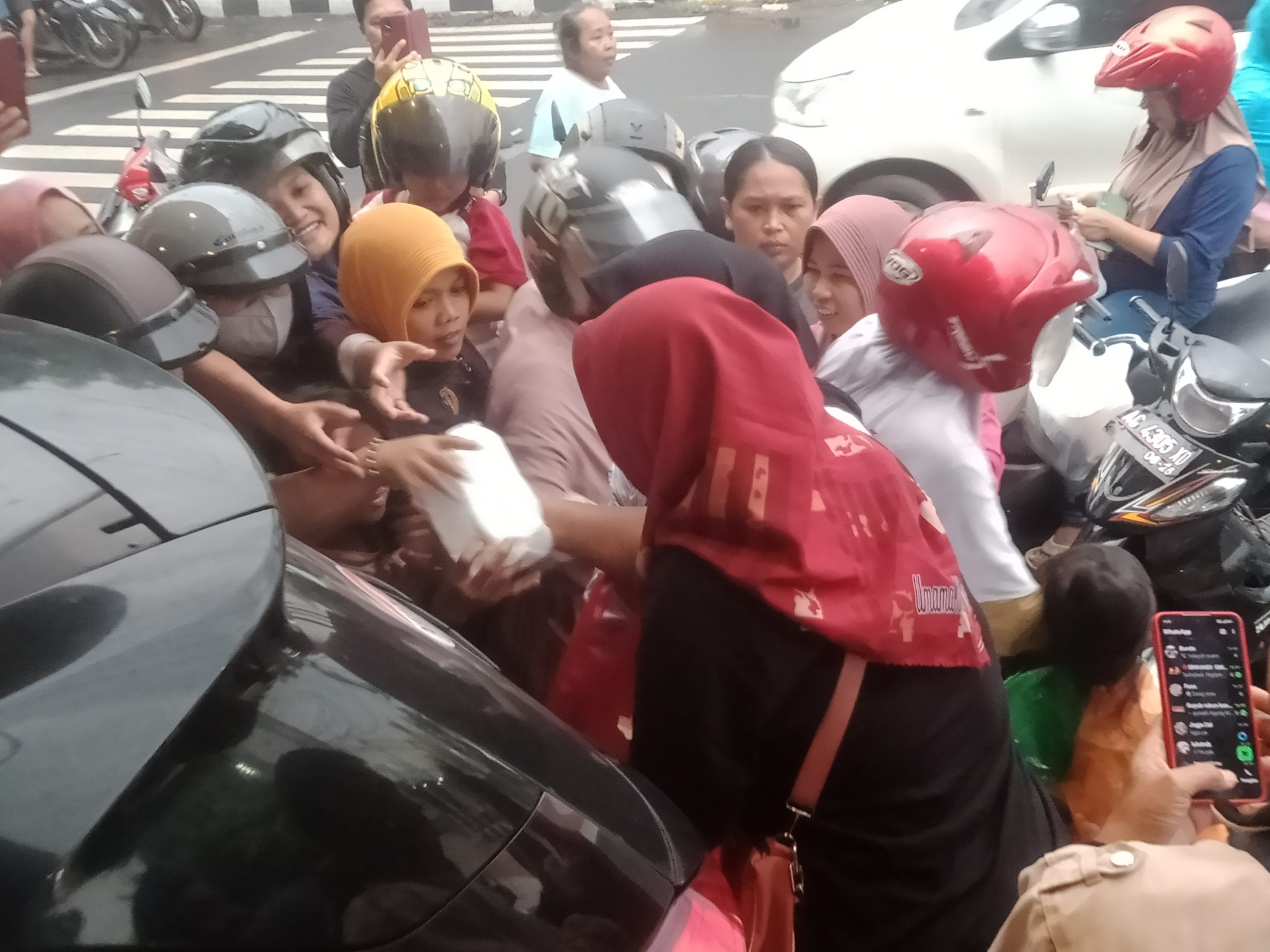 Srikandi GM Bagi-bagi Ratusan Takjil di Perempatan Jayastamba Nganjuk