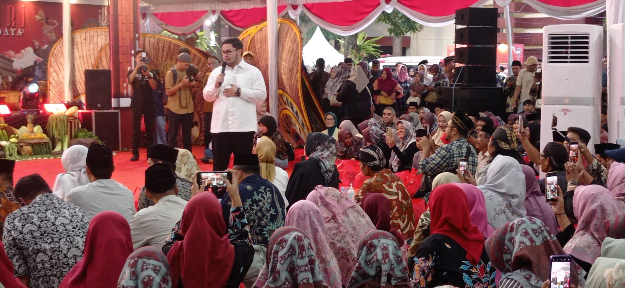 Hujan Deras Tak Kurangi Antusias Warga Ikuti Acara Buka Bersama Mas Bup