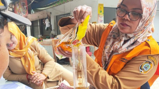Sidak Minyakita di Pasar, Disperindag Tulungagung Pastikan Takaran Sesuai Keterangan Kemasan