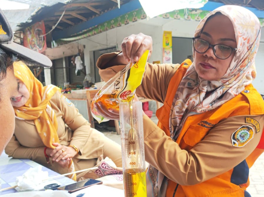 Sidak Minyakita di Pasar, Disperindag Tulungagung Pastikan Takaran Sesuai Keterangan Kemasan