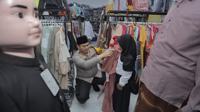 Berbagi saat Ramadan, Kapolre Blitar Ajak Anak Yatim ke Toko Baju