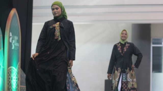 Fatayat NU Kreasikan Fashion Show Batik Kediri pada Pelantikan Ketua Fatayat