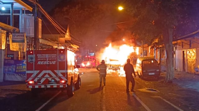 Mikrolet Modif Ludes Terbakar saat Angkut Gas LPG dan Pertalite di Kota Batu
