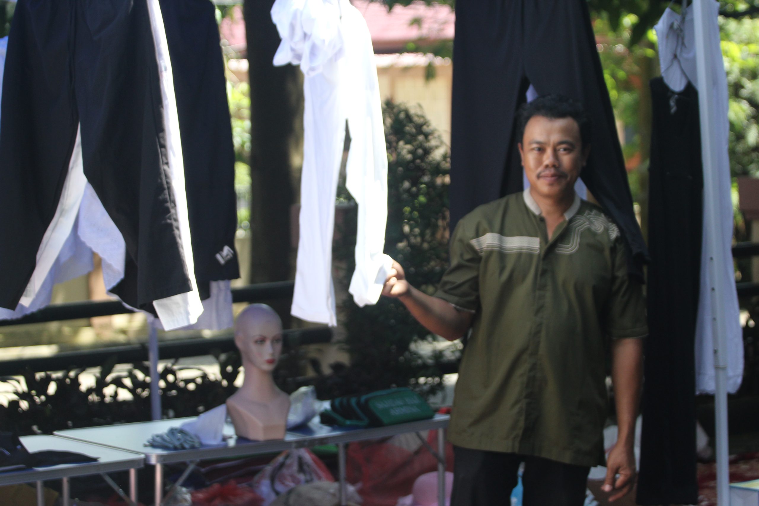 Penjualan Perlengkapan Ibadah Haji di Kediri Meningkat Drastis