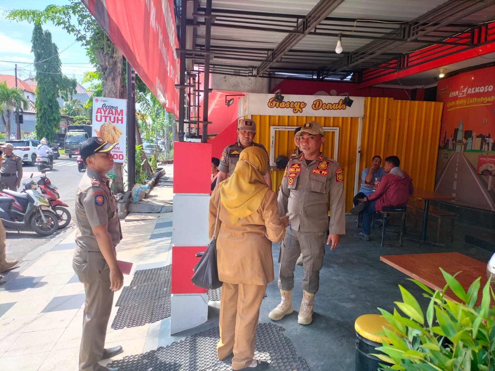 Razia Disiplin, Dua ASN Lamongan di Warung dan Toko Saat Jam Kerja