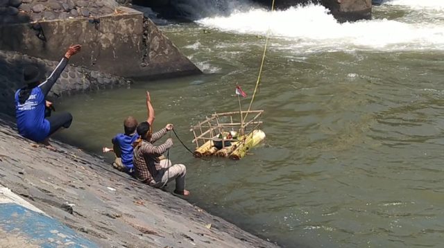 Larung Sesaji sebagai Wujud Rasa Syukur Pedagang Dam Baduk Malangsari