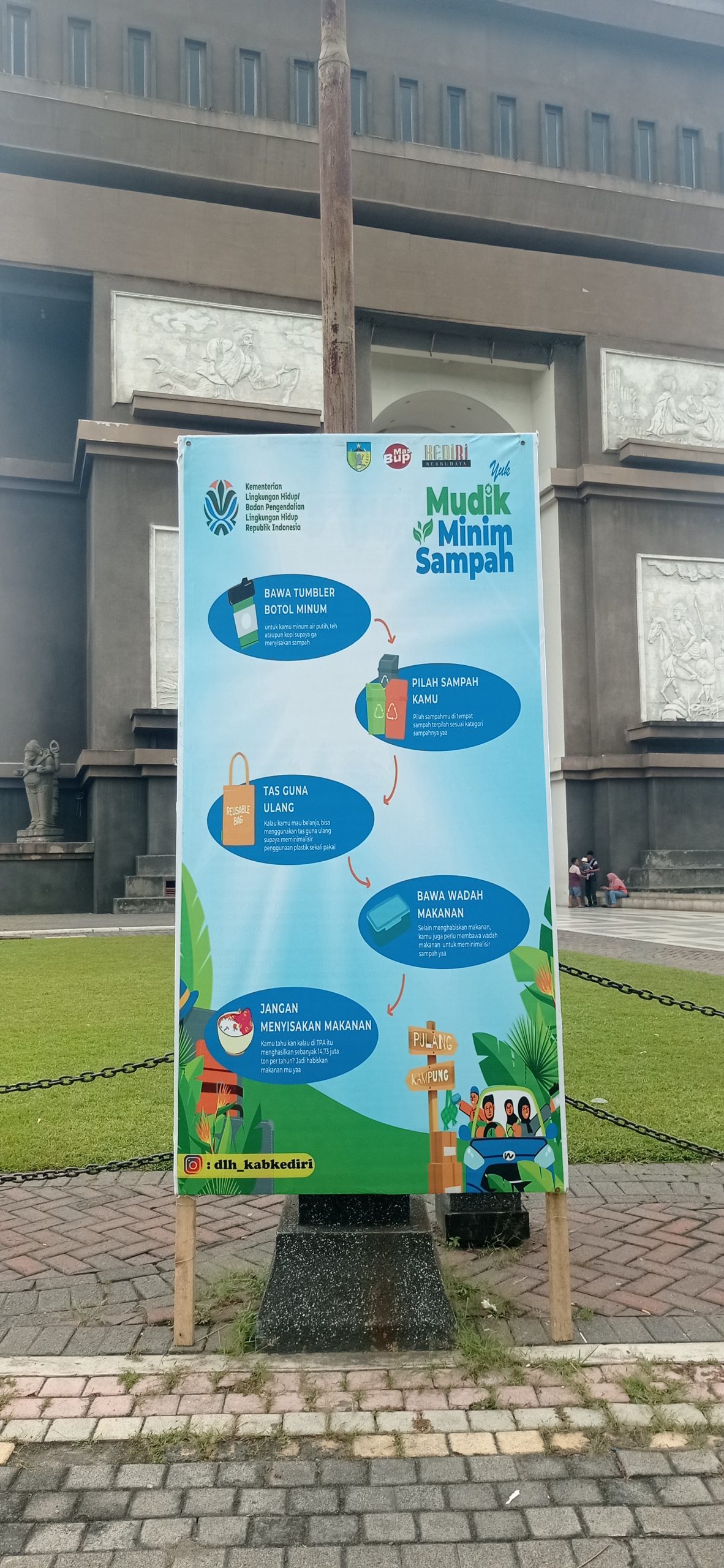 DLH Kabupaten Kediri Pasang Papan Baliho Imbauan Mudik Minim Sampah