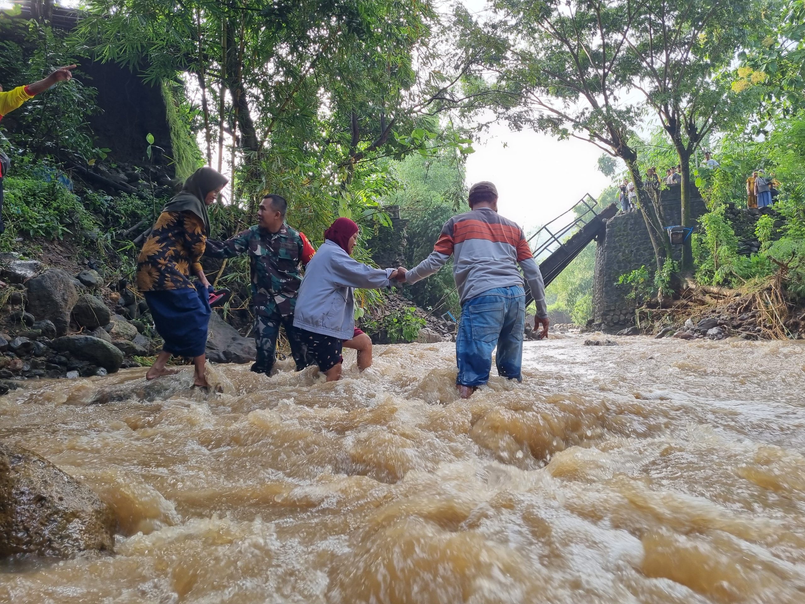 Putus Setelah Diterjang Banjir, BPBD Ponorogo Kebut Perbaikan Jembatan Darurat di Desa Munggu