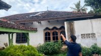 Petasan Jatuh dari Balon Udara, Meledak dan Merusak Atap Rumah Warga Desa Suruhan Tulungagung
