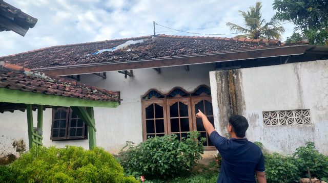 Petasan Jatuh dari Balon Udara, Meledak dan Merusak Atap Rumah Warga Desa Suruhan Tulungagung
