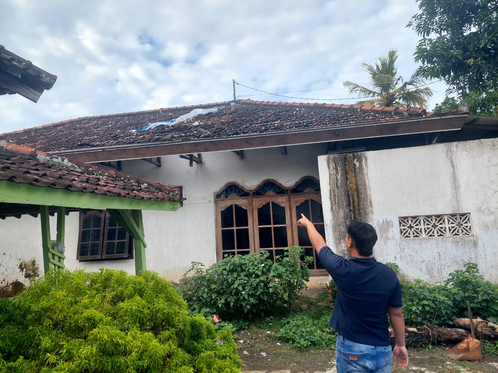 Petasan Jatuh dari Balon Udara, Meledak dan Merusak Atap Rumah Warga Desa Suruhan Tulungagung