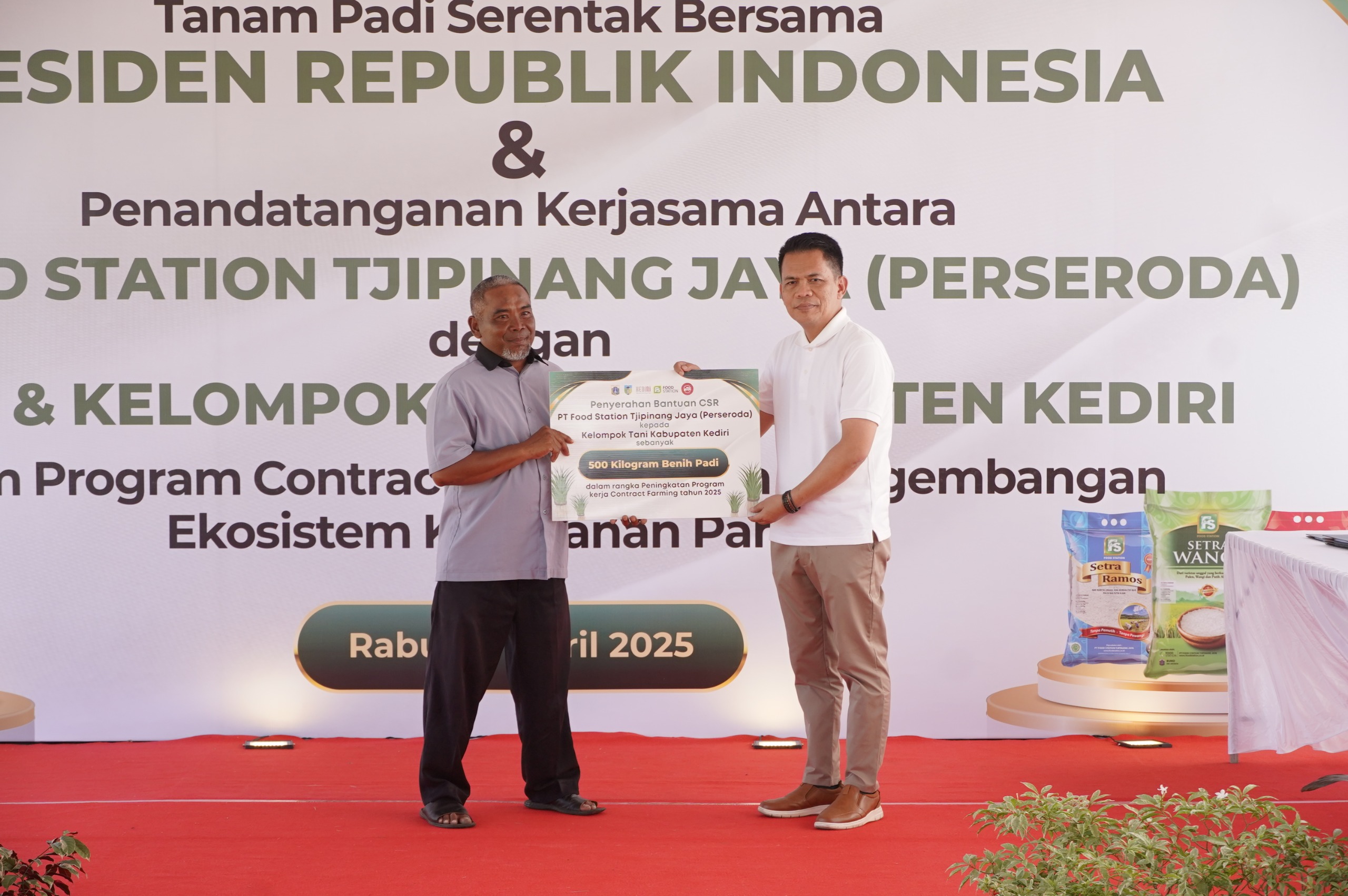 Gapoktan Manunggal Sejati Desa Mekikis Terima Bantuan Benih Padi 500 Kilogram