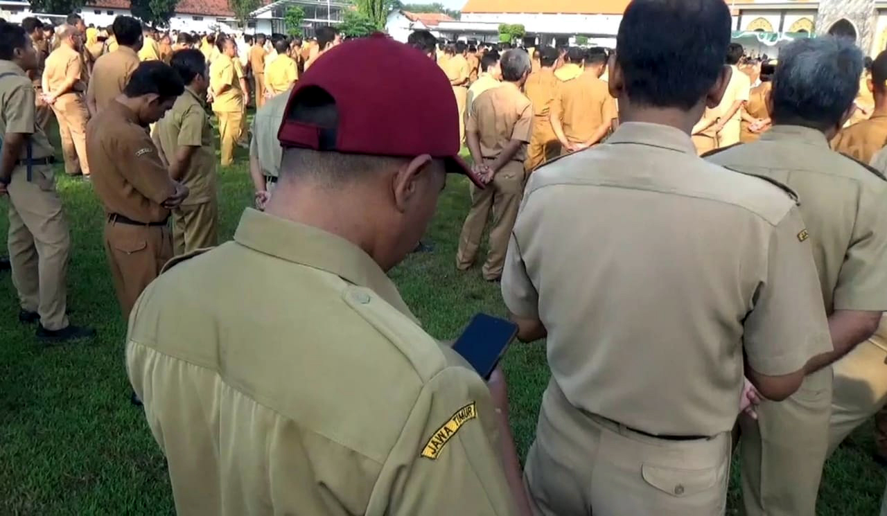 ASN Telat dan Main Ponsel saat Apel Hari Pertama Kerja, Bupati Jombang: Kalau Bolos, Siap-siap Kena Sanksi
