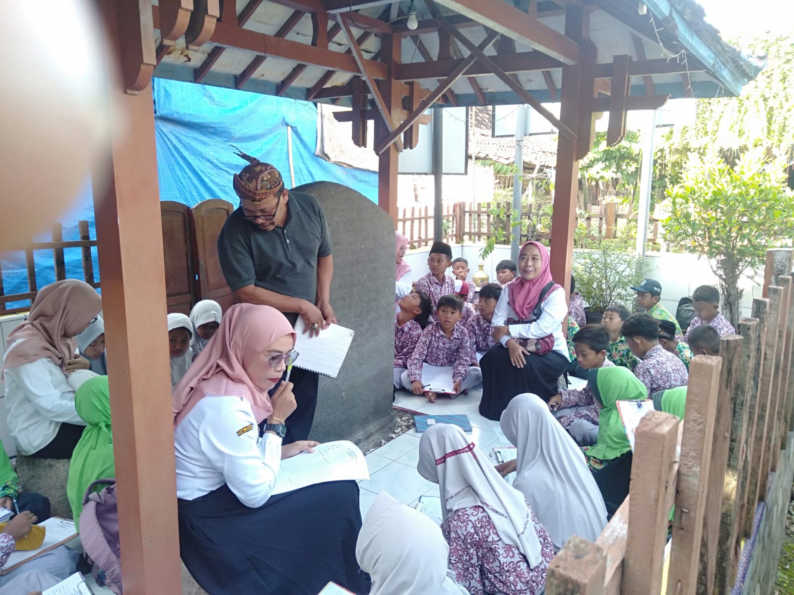 Jelang Hardiknas, Siswa di Jombang Belajar Sejarah di Situs Prasasti Gurit