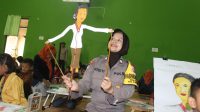 Lewat Wayang Karton, Polwan Agesti Eka Kenalkan Sosok Kartini ke Anak TK di Kediri