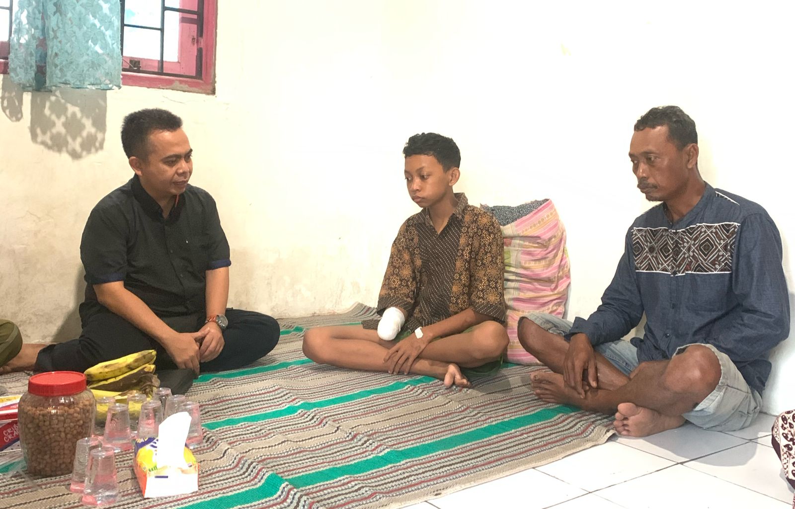 Sambangi Pelajar Korban Petasan di Jombang, Wakil Ketua III DPRD Siap Bantu Biayai Pengobatan