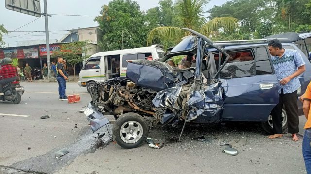 Pantat Bus Bagong Diseruduk Mobil Kijang