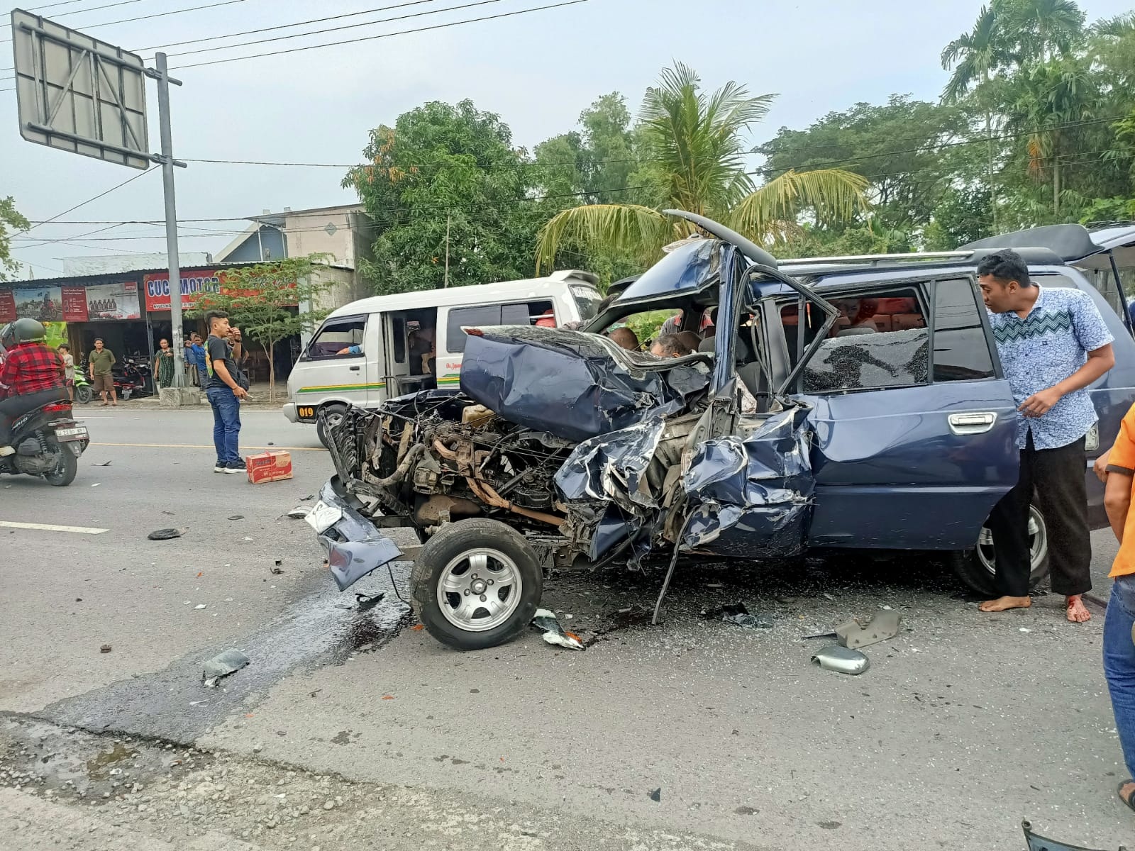 Pantat Bus Bagong Diseruduk Mobil Kijang