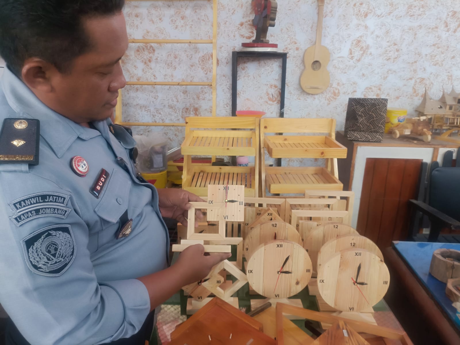 Warga Binaan Lapas Kelas IIB Jombang Dilatih Produktif, Buat Kerajinan Limbah Kayu