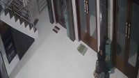 Terekam CCTV, Lelaki Ini Kuras Uang Kotak Amal Masjid di Mojoagung