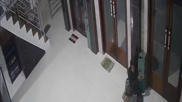Terekam CCTV, Lelaki Ini Kuras Uang Kotak Amal Masjid di Mojoagung