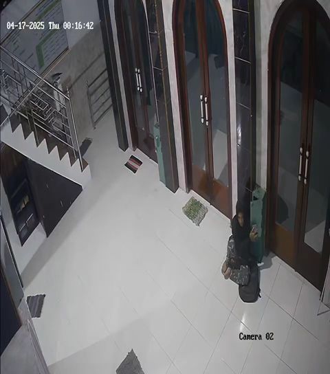 Terekam CCTV, Lelaki Ini Kuras Uang Kotak Amal Masjid di Mojoagung
