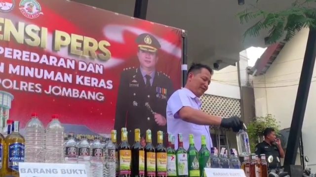Angkut Ratusan Botol Isi Miras, Diamankan Aparat Polres Jombang saat Lakukan Pengiriman