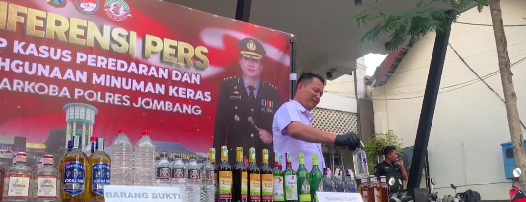 Angkut Ratusan Botol Isi Miras, Diamankan Aparat Polres Jombang saat Lakukan Pengiriman