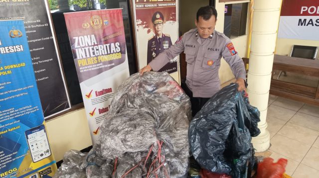 Polsek Sampung Temukan Balon Udara yang Jatuh, Salah Satunya Masih Ada Petasan