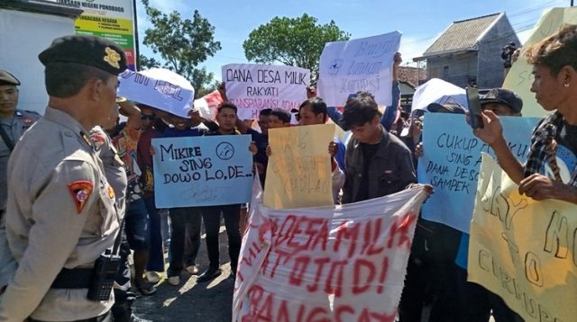 Ratusan Warga Desa Temon Ngrayun Geruduk Kejari Ponorogo, ini Tuntutannya
