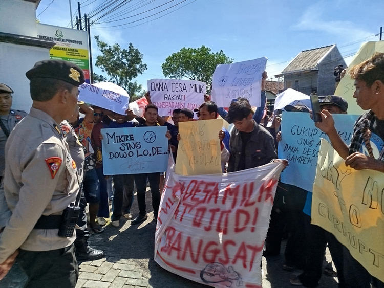 Ratusan Warga Desa Temon Ngrayun Geruduk Kejari Ponorogo, ini Tuntutannya
