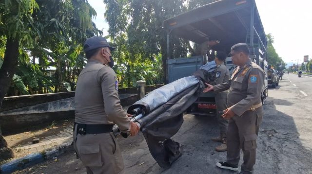 Salahi Aturan, Satpol PP Kabupaten Ponorogo Angkut Gerobak dan Tenda PKL