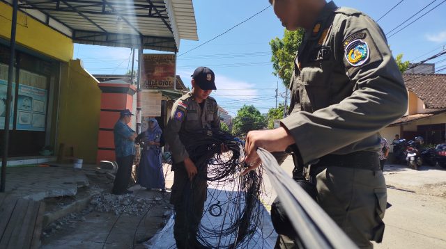 Satgas Penertiban dan Perizinan Kabupaten Ponorogo Potong Paksa Kabel Internet Ilegal